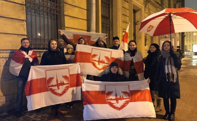 Белорусов, выходящих на акции протеста в Петербурге с БЧБ-флагами, будут штрафовать