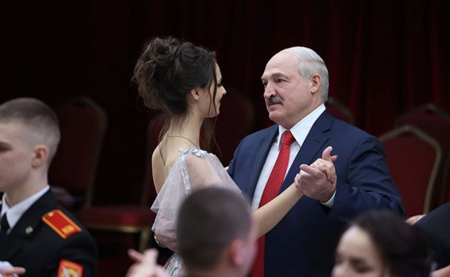 Лукашенко станцевал на новогоднем балу для молодежи во Дворце независимости