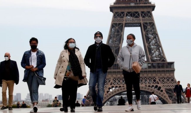 Во Франции вводят комендантский час из-за пандемии