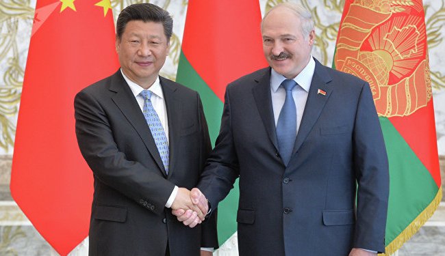 Лукашенко обсудил с Си Цзиньпином поставки китайской вакцины в Беларусь