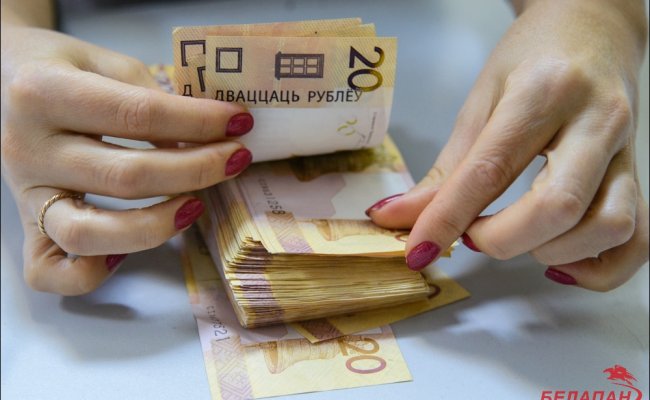 Белстат: Средняя зарплата в Беларуси уменьшилась на 14,3% по сравнению с декабрем