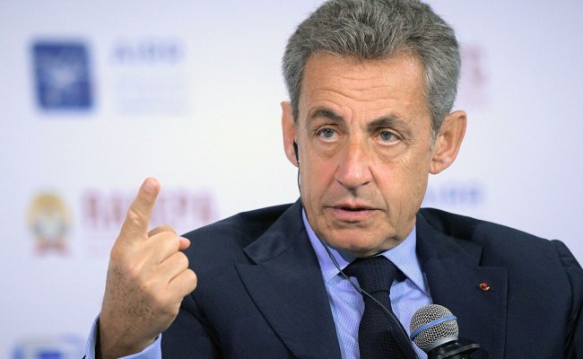 Саркози приговорили к трем годам тюрьмы за коррупцию