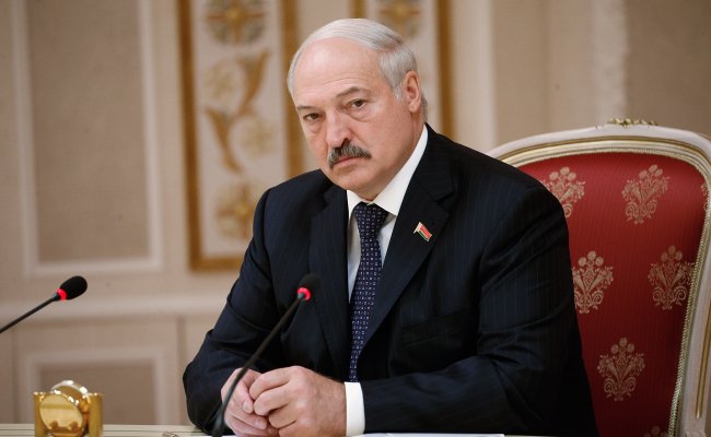 Лукашенко поздравил соотечественниц с 8 марта