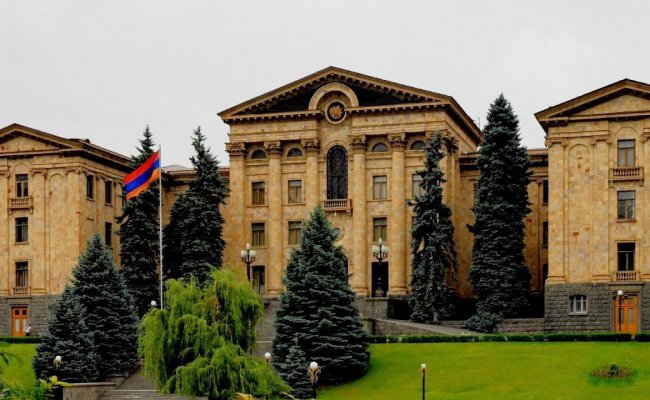 Армянский парламент не избрал Пашиняна премьер-министром