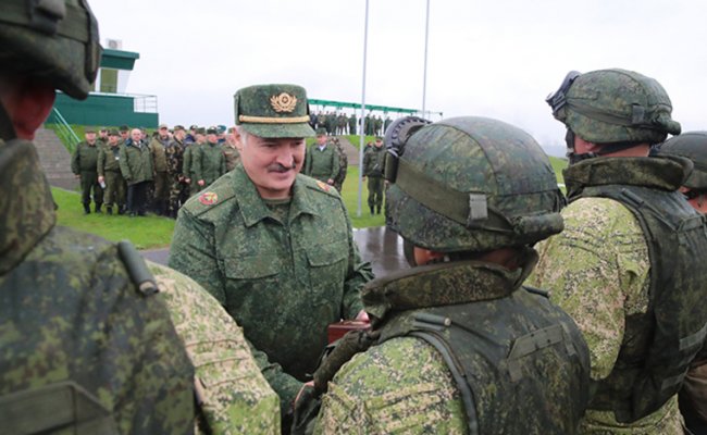 За проявление неуважения к госсимволам: Лукашенко лишил званий более 80 экс-силовиков