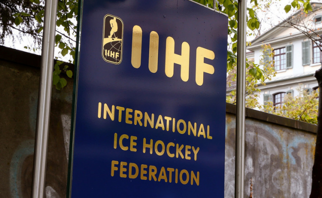 В IIHF назвали «неприемлемой» ситуацию с заменой госфлага Беларуси в Риге