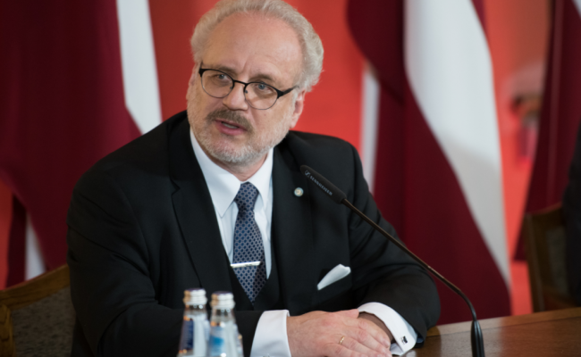 Президент Латвии признал замену флага Беларуси в Риге «адекватной политической реакцией»