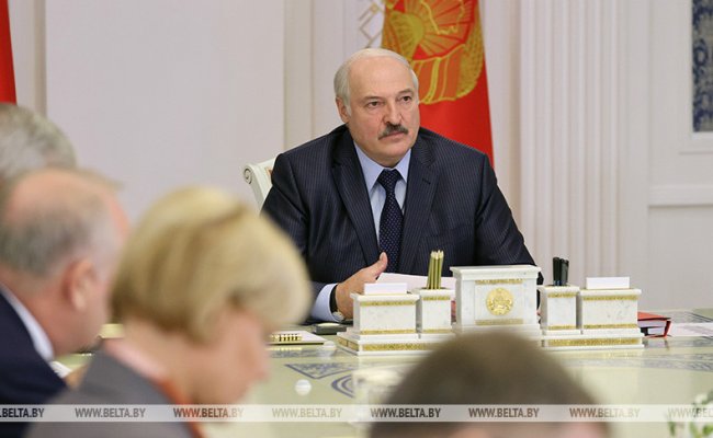 Лукашенко заявил, что нужно идти к дебюрократизации всех систем в стране