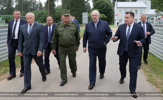 Лукашенко поручил  обучить белорусов обращению с оружием