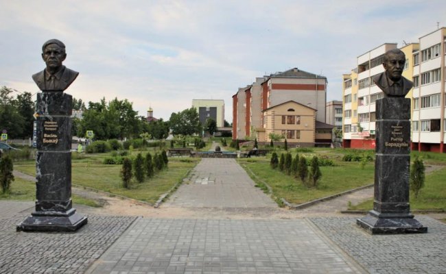 Памятники литераторам Быкову и Бородулину установили в Ушачах