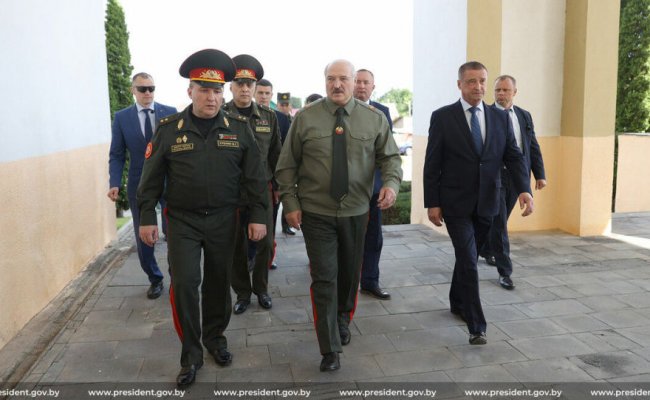 Лукашенко: Только с помощью всенародной борьбы можно защитить свою землю