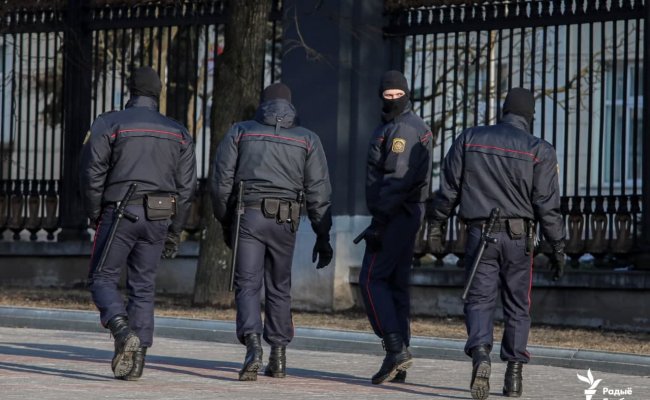 Задержание семьи в Минске: Силовики пустили газ в квартиру