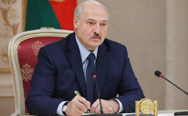 Лукашенко наградил заслуженных деятелей Беларуси орденами и медалями