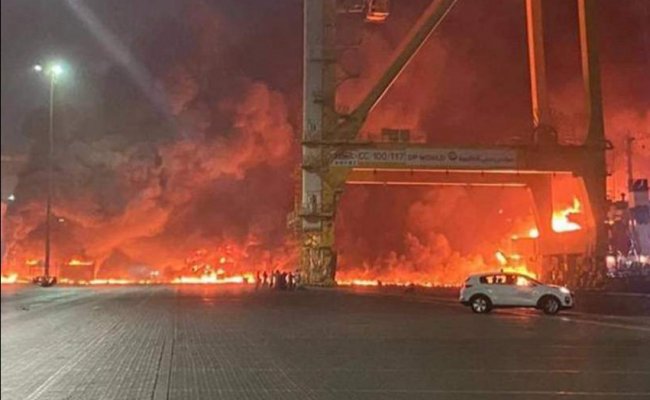 На торговом судне в порту Дубая прогремел взрыв