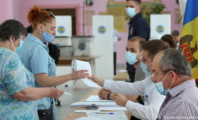Партия президента Санду побеждает на досрочных выборах в парламент Молдовы