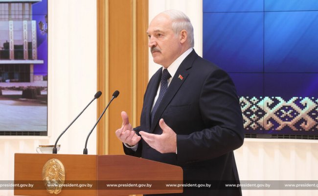 Лукашенко с иронией отнесся к встрече Байдена с Тихановской: «Говорят, печеньками угостил?»