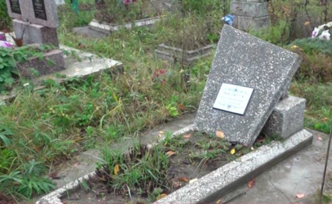 Правоохранители вышли на двух детей-вандалов, повредивших надгробия на кладбище в Мядельском районе