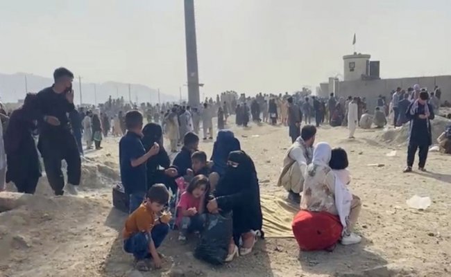 В аэропорту Кабула в результате давки и стрельбы погибли 12 человек - СМИ
