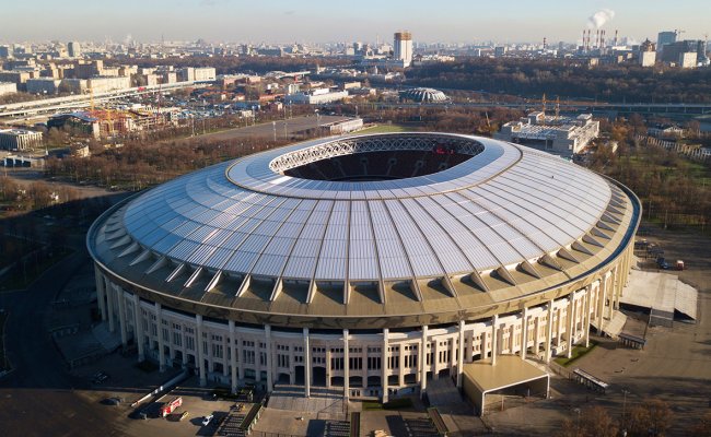 В Москве на стадионе «Лужники» задержали болельщиков с БЧБ-флагом