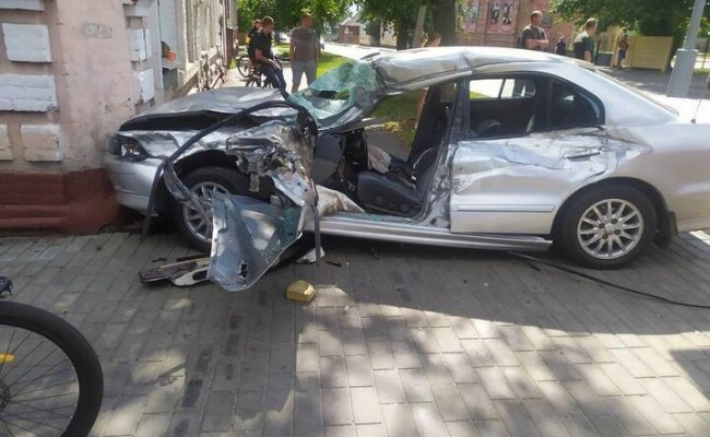 В Бобруйске авто после столкновения с мусоровозом врезалось в жилой дом