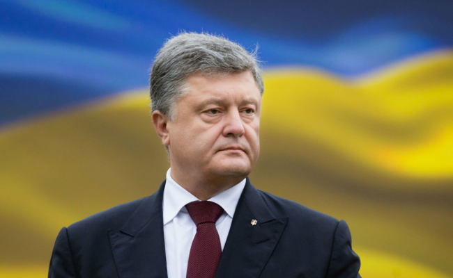 Экс-президента Украины Петра Порошенко облили зеленкой в центре Киева