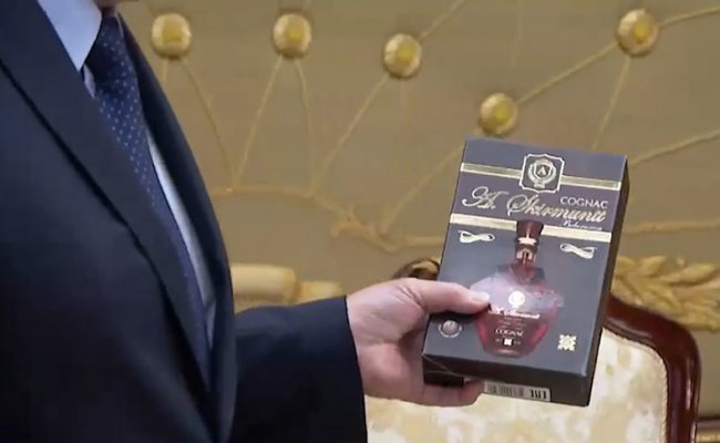 Лукашенко представили первый белорусский коньяк