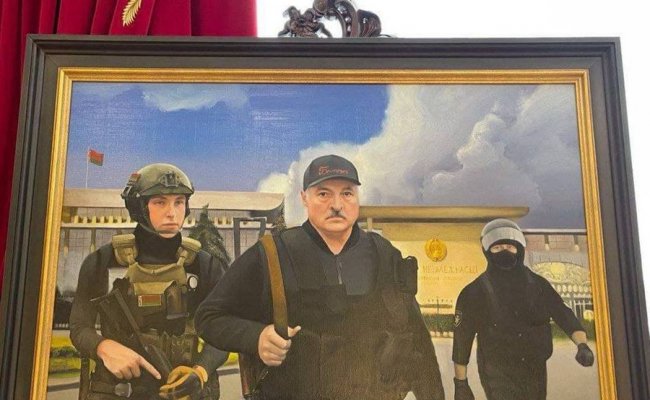 Во Дворце независимости Минска вывесят картину с изображением Лукашенко с автоматом
