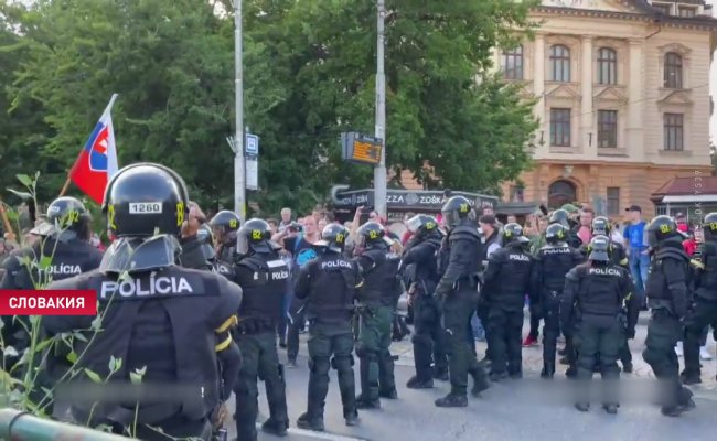 Полиция Словакии «расстреляла» митингующих против локдауна