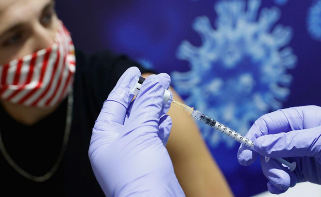 В США порекомендовали вводить третью дозу вакцины только пожилым