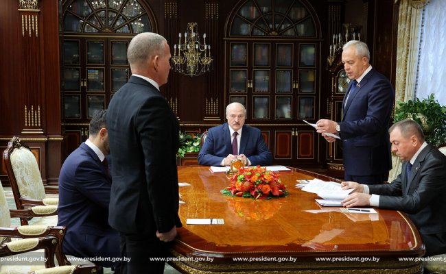 Лукашенко заверил, что не собирается отказываться от референдума по изменениям в Конституцию