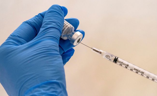 Караник: Вакцинация помогает защититься от коронавируса, но не отменяет дистанцирование и маски