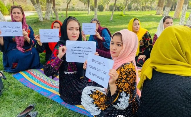 Жительницы Кабула вышли на митинг с требованием права на работу и образование