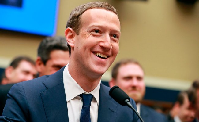 Создатель Facebook потерял почти 7 млрд долларов из-за сбоев в работе компании