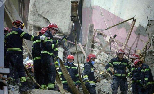В Грузии объявили траур из-за гибели людей при обрушении дома в Батуми