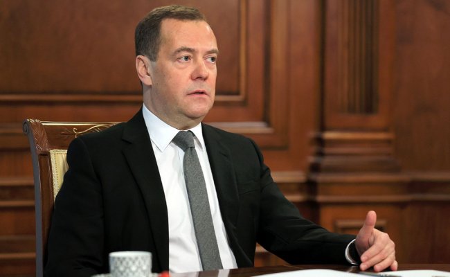 Медведев заявил о непродуктивности контактов со «слабым» руководством Украины