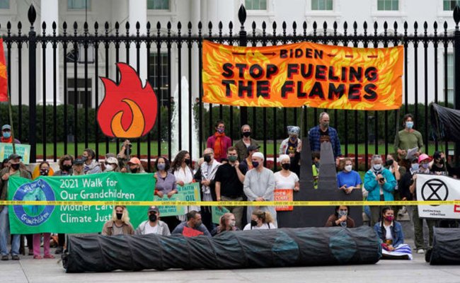 В ходе акции протеста в Вашингтоне у здания МВД задержали более 50 экоактивистов