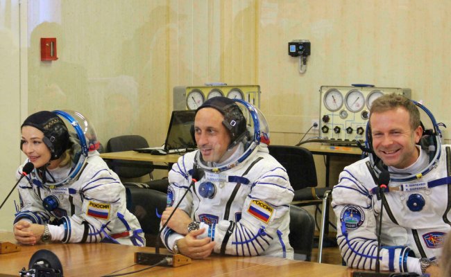 Российский киноэкипаж вернулся на Землю после съемок в космосе