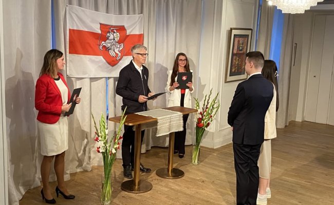 В «народном посольстве» Беларуси в Швеции зарегистрировали первый брак