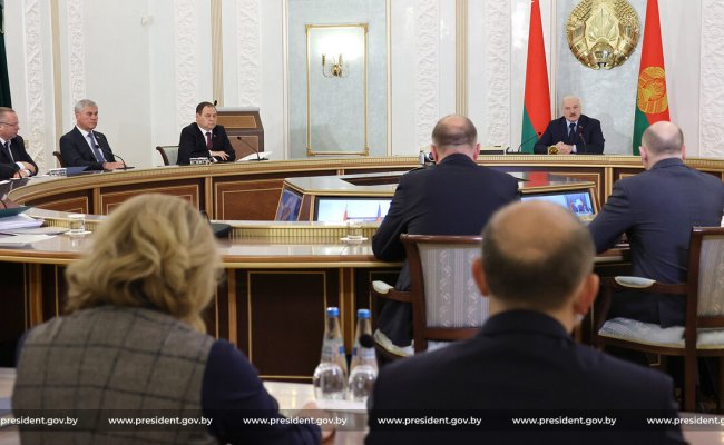 Лукашенко пообещал, что Беларусь выпустит в оборот отечественную вакцину против COVID-19 в 2023 году
