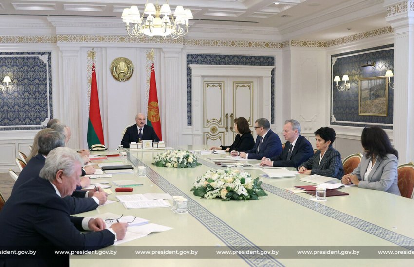 Лукашенко призвал не допустить двоевластия при разработке новой Конституции
