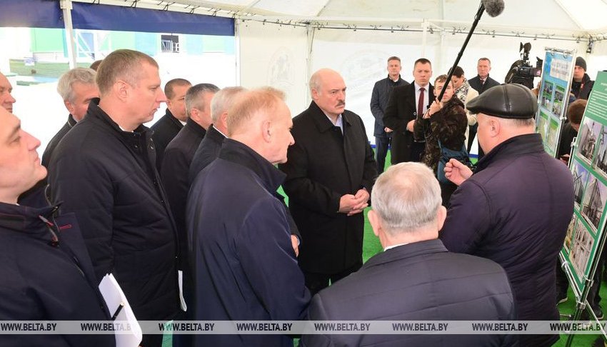 Лукашенко: Прежде, чем землю сельхозназначения отдать в приватизацию, надо попробовать самим