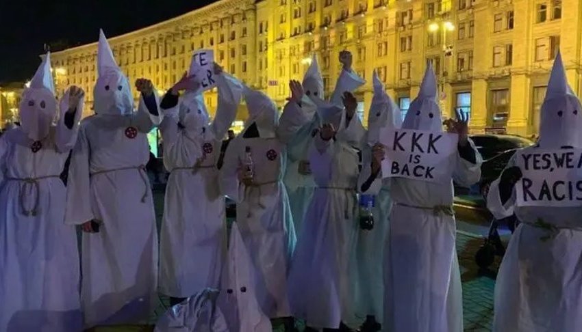 «Да, мы расисты»: В Киеве прошла акция «последователей» ку-клукс-клана