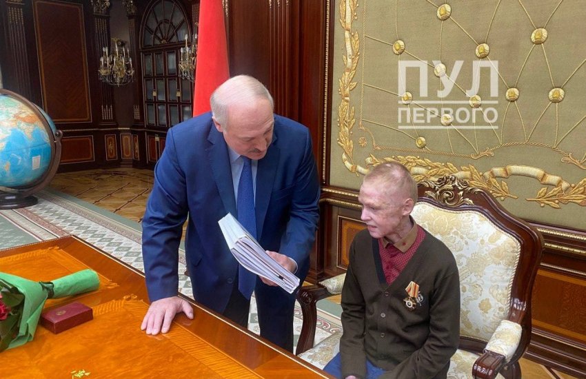 Лукашенко провел экскурсию по своему кабинету для школьника, спасшего из огня брата
