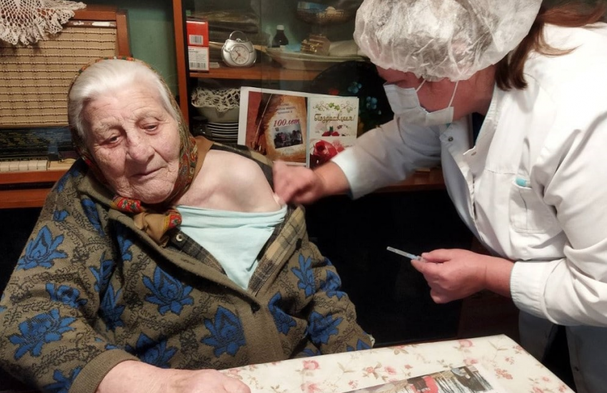 В Беларуси от коронавируса вакцинировалась 102-летняя женщина