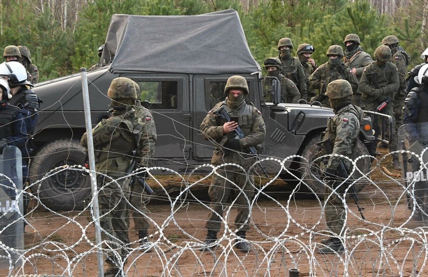 ГПК: Польша выстроила напротив лагеря беженцев силовиков и боевую технику