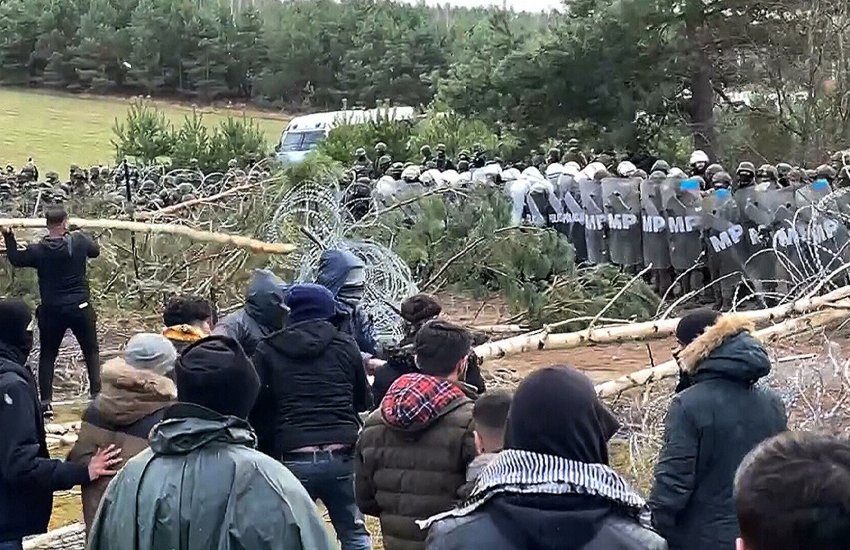 Группа мигрантов прорвалась в Польшу из Беларуси - СМИ