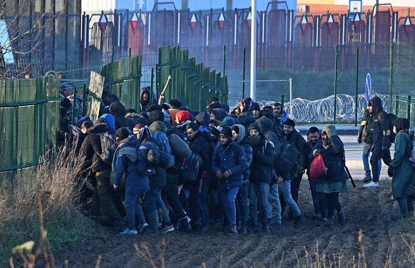 Польша обвинила Беларусь в строительстве лагеря для мигрантов