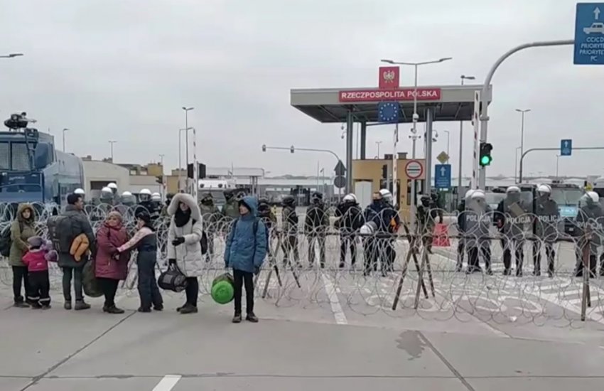 Польша выставила боевой самолет и водометы против мигрантов у пункта пропуска «Брузги»