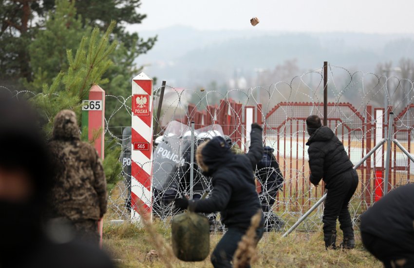Польские силовики обвинили белорусские службы в атаке границы «руками мигрантов»