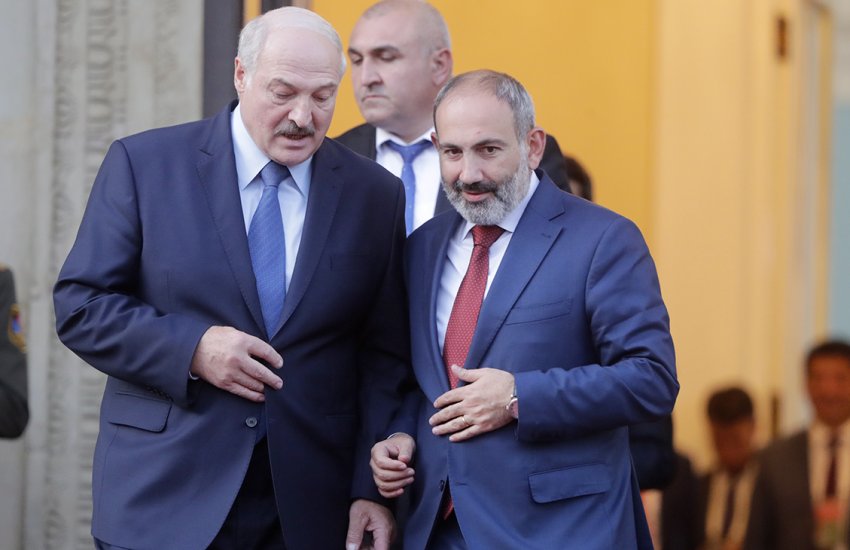 Лукашенко и Пашинян провели переговоры по телефону
